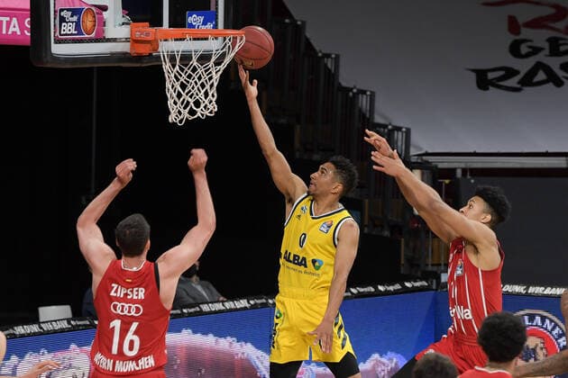 Korb durch Maodo Lo (Alba Berlin 0) gegen Paul Zipser (FC Bayern Basketball 16),FC Bayern Basketball - Alba Berlin, Basketball, Basketball Bundesliga, 25.04.2021 Muenchen Bayern Deutschland