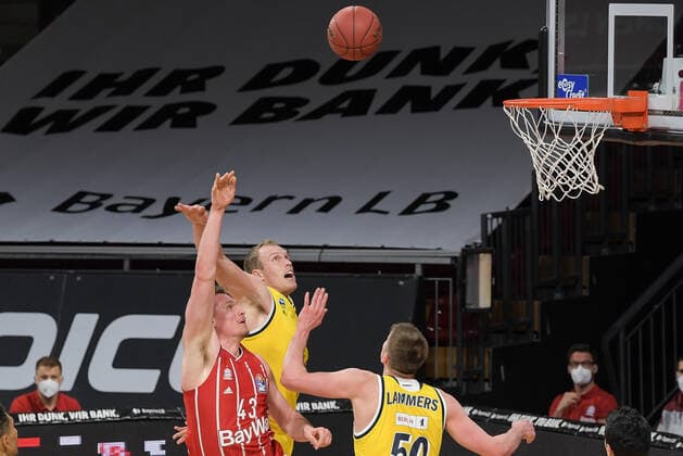 Korb durch Leon Radosevic (FC Bayern Basketball 43), Luke Sikma (Alba Berlin 43) kommt zu spaet,FC Bayern Basketball - Alba Berlin, Basketball, Basketball Bundesliga, 25.04.2021 Muenchen Bayern Deutschland
