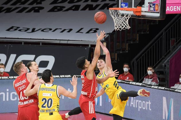 Korb durch Jason George (FC Bayern Basketball 1),FC Bayern Basketball - Alba Berlin, Basketball, Basketball Bundesliga, 25.04.2021 Muenchen Bayern Deutschland