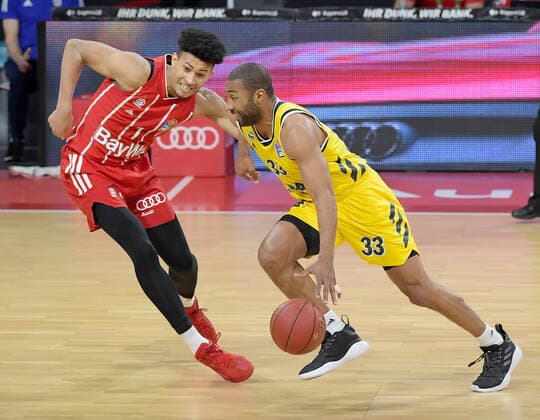 25.04.2021, xemx, Basketball BBL Bundesliga, FC Bayern Muenchen Basketball - Alba Berlin emspor, v.l. Jason George (FC Bayern Basketball), Jayson Granger (Alba Berlin) Zweikampf, Duell, Kampf, tackle Muenchen