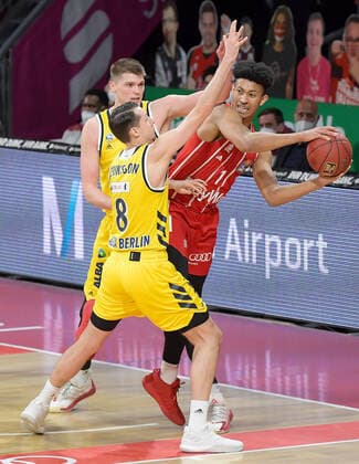 25.04.2021, xemx, Basketball BBL Bundesliga, FC Bayern Muenchen Basketball - Alba Berlin emspor, v.l. Marcus Eriksson (Alba Berlin), Jason George (FC Bayern Basketball) Zweikampf, Duell, Kampf, tackle Muenchen