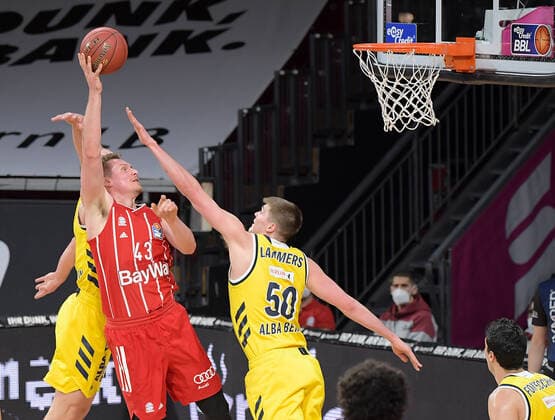 25.04.2021, xemx, Basketball BBL Bundesliga, FC Bayern Muenchen Basketball - Alba Berlin emspor, v.l. Luke Sikma (Alba Berlin), Leon Radosevic (FC Bayern Basketball), Ben Lammers (Alba Berlin) Zweikampf, Duell, Kampf, tackle Muenchen