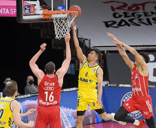 25.04.2021, xemx, Basketball BBL Bundesliga, FC Bayern Muenchen Basketball - Alba Berlin emspor, v.l. Paul Zipser (FC Bayern Basketball), Maodo Lo (Alba Berlin) mit Korbleger Muenchen