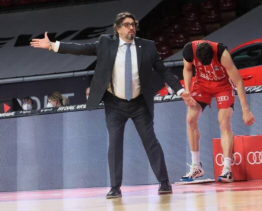25.04.2021, BBL , FC Bayern Basketball vs Alba Berlin, Audi Dome Muenchen , im Bild: Trainer Andrea Trinchieri (FCB Basketball) und Vladimir Lucic (FCB Basketball)