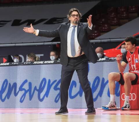 25.04.2021, BBL , FC Bayern Basketball vs Alba Berlin, Audi Dome Muenchen , im Bild: Trainer Andrea Trinchieri (FCB Basketball) und Vladimir Lucic (FCB Basketball)