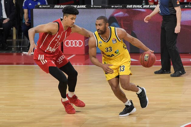 Zweikampf mit links Jason George (FC Bayern Basketball 1) gegen Jayson Granger (Alba Berlin 33),FC Bayern Basketball - Alba Berlin, Basketball, Basketball Bundesliga, 25.04.2021 Muenchen Bayern Deutschland