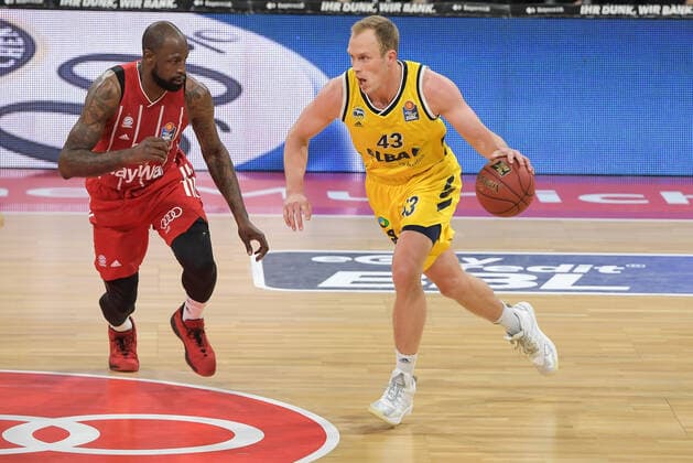 Zweikampf mit links James Gist (FC Bayern Basketball 21) und Luke Sikma (Alba Berlin 43),FC Bayern Basketball - Alba Berlin, Basketball, Basketball Bundesliga, 25.04.2021 Muenchen Bayern Deutschland