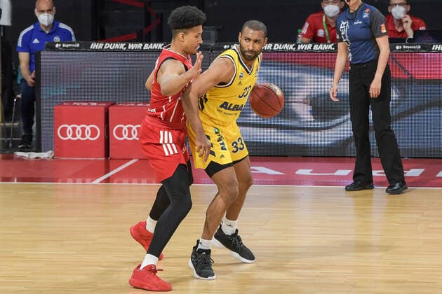 Zweikampf mit links Jason George (FC Bayern Basketball 1) und Jayson Granger (Alba Berlin 33),FC Bayern Basketball - Alba Berlin, Basketball, Basketball Bundesliga, 25.04.2021 Muenchen Bayern Deutschland