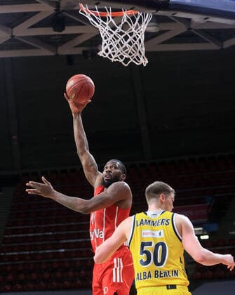 25.04.2021, BBL , FC Bayern Basketball vs Alba Berlin, Audi Dome Muenchen , im Bild: Jalen Reynolds (FCB Basketball) vs Ben Lammers (Alba Berlin)