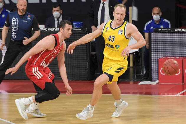 Zweikampf mit links Paul Zipser (FC Bayern Basketball 16) und Luke Sikma (Alba Berlin 43),FC Bayern Basketball - Alba Berlin, Basketball, Basketball Bundesliga, 25.04.2021 Muenchen Bayern Deutschland