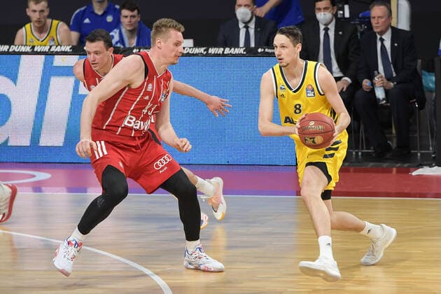 Zweikampf mit links Leon Radosevic (FC Bayern Basketball 43) und Marcus Eriksson (Alba Berlin 8),FC Bayern Basketball - Alba Berlin, Basketball, Basketball Bundesliga, 25.04.2021 Muenchen Bayern Deutschland