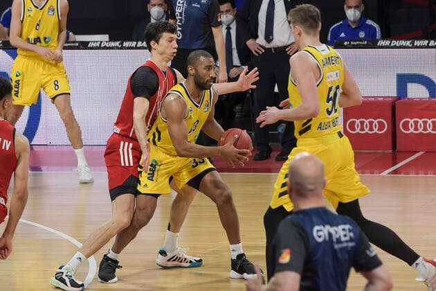 Zweikampf mit links Vladimir Lucic (FC Bayern Basketball 11) und Jayson Granger (Alba Berlin 33),FC Bayern Basketball - Alba Berlin, Basketball, Basketball Bundesliga, 25.04.2021 Muenchen Bayern Deutschland