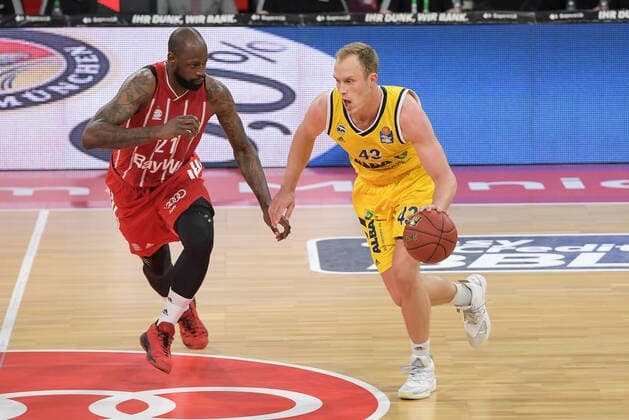 Zweikampf mit links James Gist (FC Bayern Basketball 21) und Luke Sikma (Alba Berlin 43),FC Bayern Basketball - Alba Berlin, Basketball, Basketball Bundesliga, 25.04.2021 Muenchen Bayern Deutschland