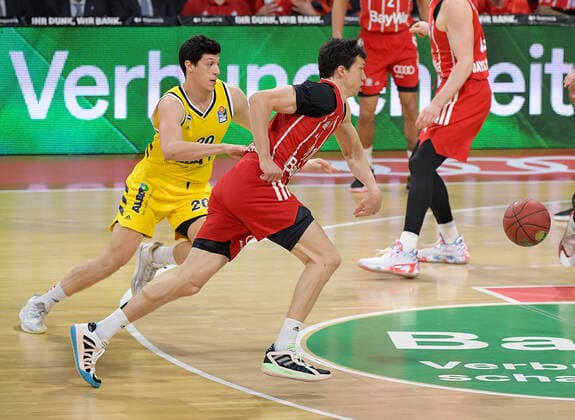 25.04.2021, xemx, Basketball BBL Bundesliga, FC Bayern Muenchen Basketball - Alba Berlin emspor, v.l. Simone Fontecchio (Alba Berlin), Vladimir Lucic (FC Bayern Basketball) Zweikampf, Duell, Kampf, tackle Muenchen