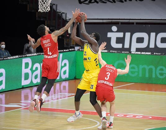 25.04.2021, xemx, Basketball BBL Bundesliga, FC Bayern Muenchen Basketball - Alba Berlin emspor, v.l. Dennis Jerome Seeley (FC Bayern Basketball), Christ Koumadje (Alba Berlin), David Kraemer (FC Bayern Basketball) Muenchen