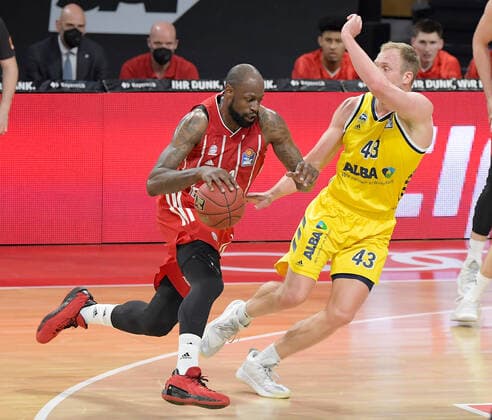25.04.2021, xemx, Basketball BBL Bundesliga, FC Bayern Muenchen Basketball - Alba Berlin emspor, v.l. James Gist (FC Bayern Basketball), Luke Sikma (Alba Berlin) Zweikampf, Duell, Kampf, tackle Muenchen