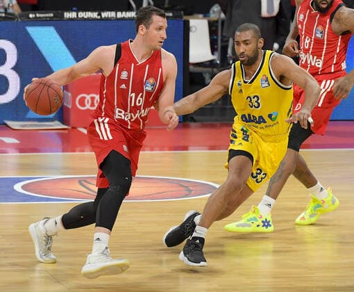 25.04.2021, xemx, Basketball BBL Bundesliga, FC Bayern Muenchen Basketball - Alba Berlin emspor, v.l. Paul Zipser (FC Bayern Basketball), Jayson Granger (Alba Berlin) Zweikampf, Duell, Kampf, tackle Muenchen