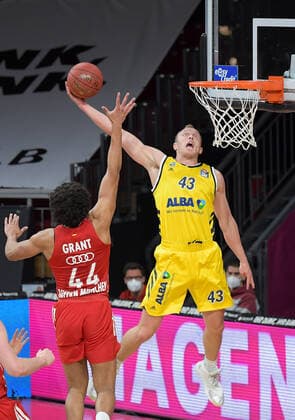 25.04.2021, xemx, Basketball BBL Bundesliga, FC Bayern Muenchen Basketball - Alba Berlin emspor, v.l. Sasha Grant (FC Bayern Basketball), Luke Sikma (Alba Berlin) Muenchen