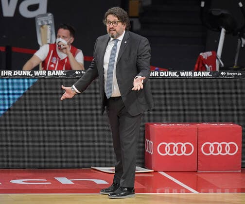 25.04.2021, xemx, Basketball BBL Bundesliga, FC Bayern Muenchen Basketball - Alba Berlin emspor, v.l. Head Coach Andrea Trinchieri (FC Bayern Basketball) gibt Anweisungen, gestikuliert mit den Armen, gesticulate, gives instructions Muenchen