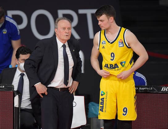 25.04.2021, xemx, Basketball BBL Bundesliga, FC Bayern Muenchen Basketball - Alba Berlin emspor, v.l. Cheftrainer Aito Garcia Reneses (Alba Berlin), Jonas Mattisseck (Alba Berlin) gibt Anweisungen, gestikuliert mit den Armen, gesticulate, gives instructions Muenchen