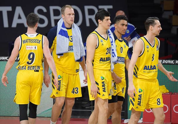 25.04.2021, xemx, Basketball BBL Bundesliga, FC Bayern Muenchen Basketball - Alba Berlin emspor, v.l. Mannschaft, Spieler, jubeln nach Spielende, celebrate at the end of the match Muenchen