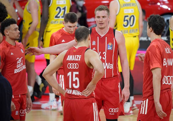 25.04.2021, xemx, Basketball BBL Bundesliga, FC Bayern Muenchen Basketball - Alba Berlin emspor, v.l. Mannschaft, Spieler, enttaeuscht, enttaeuscht schauend nach Spielende, dissapointed at the end of the match Muenchen