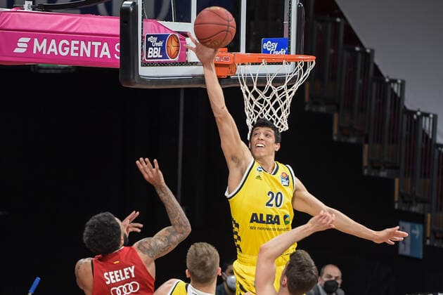 Simone Fontecchio (Alba Berlin 20) blockt einen Wurf von D.J. Seeley (FC Bayern Basketball 4),FC Bayern Basketball - Alba Berlin, Basketball, Basketball Bundesliga, 25.04.2021 Muenchen Bayern Deutschland