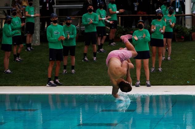 Sport Bilder des Tages Spanish tennis player Rafa Nadal takes a bath at the pool of the club after defeating Greek tennis player Stefanos Tsitsipas in the Barcelona Open Banc Sabadell - Conde de Godo tournament final game in Barcelona, Spain, 25 April 2021. Rafa Nadal vs Stefanos Tsitsipas !ACHTUNG: NUR REDAKTIONELLE NUTZUNG!  Copyright: xAlejandroxGarcíax GRAF2246 20210425-637549807293174413