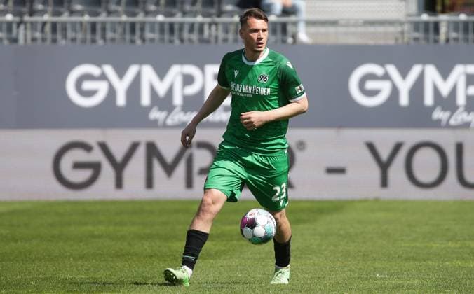 Sandhausen , Fußball 2. Bundesliga , SV Sandhausen vs. Hannover 96 , Baris Basdas ( Hannover ) Gemäß den Vorgaben der DFL Deutsche Fußball Liga ist es untersagt, in dem Stadion und oder vom Spiel angefertigte Fotoaufnahmen in Form von Sequenzbildern und oder videoähnlichen Fotostrecken zu verwerten bzw. verwerten zu lassen. *** Sandhausen , Fußball 2 Bundesliga , SV Sandhausen vs Hannover 96 , Baris Basdas Hannover According to the regulations of the DFL Deutsche Fußball Liga it is forbidden to use or let use photos taken in the stadium and or from the game in the form of sequence pictures and or video-like photo series.