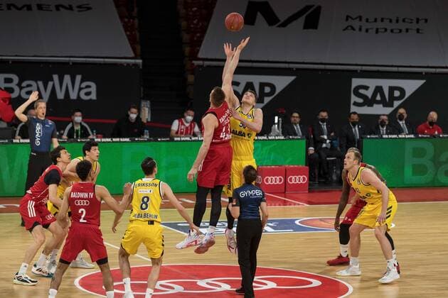 Basketball, BBL, 20210425, FC Bayern München - Alba Berlin. Im Bild Leon RADOSEVIC (FC Bayern München, 43) und Ben LAMMERS (Alba Berlin, 50) Tip Off. München Audi Dome Bayern Deutschland Copyright: Passion2Press MarkusxFischerx