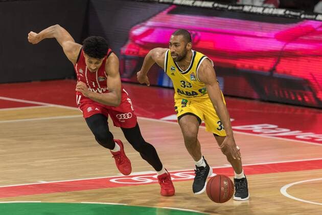Basketball, BBL, 20210425, FC Bayern München - Alba Berlin. Im Bild Jason GEORGE (FC Bayern München, 1) und Jayson GRANGER (Alba Berlin, 33). München Audi Dome Bayern Deutschland Copyright: Passion2Press MarkusxFischerx