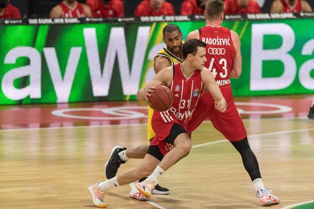 Basketball, BBL, 20210425, FC Bayern München - Alba Berlin. Im Bild Zan Mark SISKO (FC Bayern München, 31) Dribbling Ball, Jayson GRANGER (Alba Berlin, 33) und Leon RADOSEVIC (FC Bayern München, 43). München Audi Dome Bayern Deutschland Copyright: Passion2Press MarkusxFischerx