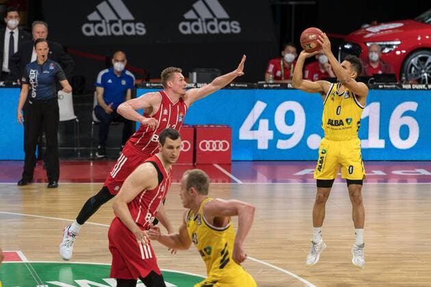 Basketball, BBL, 20210425, FC Bayern München - Alba Berlin. Im Bild Leon RADOSEVIC (FC Bayern München, 43) zu spät Maodo LO (Alba Berlin, 0). München Audi Dome Bayern Deutschland Copyright: Passion2Press MarkusxFischerx