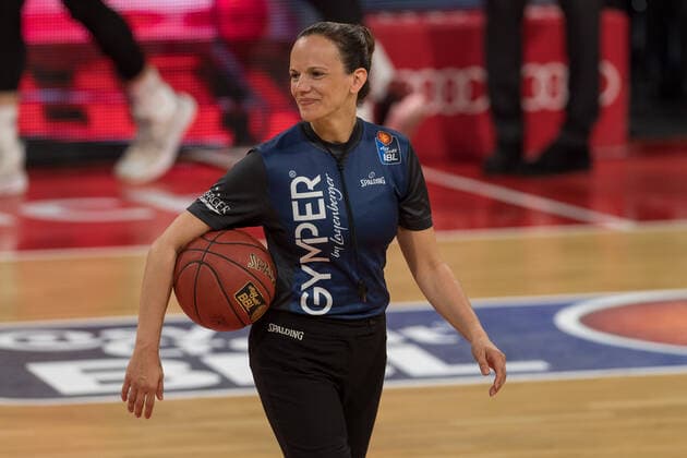 Basketball, BBL, 20210425, FC Bayern München - Alba Berlin. Im Bild Schiedsrichter Anne PANTHER Ball unterm Arm locker entspannt. München Audi Dome Bayern Deutschland Copyright: Passion2Press MarkusxFischerx