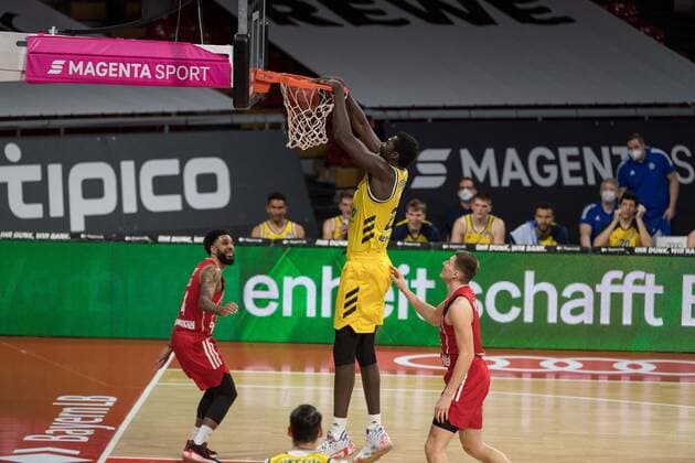 Basketball, BBL, 20210425, FC Bayern München - Alba Berlin. Im Bild Christ KOUMADJE (Alba Berlin, 21) Dunk. München Audi Dome Bayern Deutschland Copyright: Passion2Press MarkusxFischerx