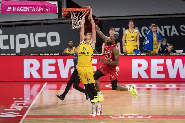 Basketball, BBL, 20210425, FC Bayern München - Alba Berlin. Im Bild Ben LAMMERS (Alba Berlin, 50) Korb gefoult von Jalen REYNOLDS (FC Bayern München, 8). München Audi Dome Bayern Deutschland Copyright: Passion2Press MarkusxFischerx