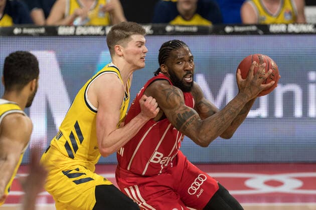 Basketball, BBL, 20210425, FC Bayern München - Alba Berlin. Im Bild Ben LAMMERS (Alba Berlin, 50) und Jalen REYNOLDS (FC Bayern München, 8). München Audi Dome Bayern Deutschland Copyright: Passion2Press MarkusxFischerx