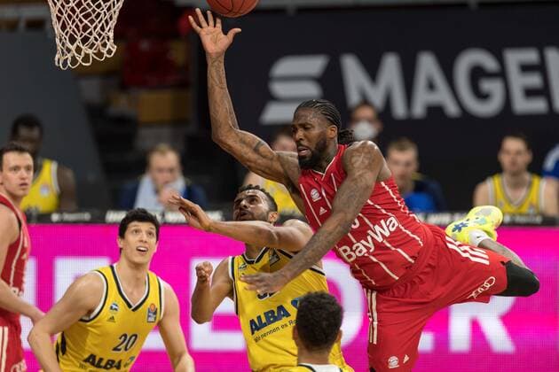 Basketball, BBL, 20210425, FC Bayern München - Alba Berlin. Im Bild Johannes THIEMANN (Alba Berlin, 32) brint zu Fall verteidigt Jalen REYNOLDS (FC Bayern München, 8). München Audi Dome Bayern Deutschland Copyright: Passion2Press MarkusxFischerx