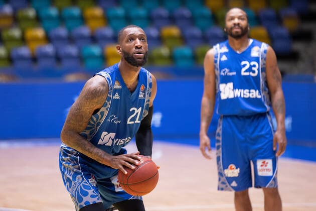 Fraport Skyliners - Mitteldeutscher BC, easyCredit BBL Kamari Murphy (Fraport Skyliners, 21) beim Freiwurf, rechts im Hintergrund Quantez Robertson (Fraport Skyliners, 23). Basketball-Spiel der easyCredit BBL zwischen den Fraport Skyliners und Mitteldeutscher BC am 25. April 2021 in der Fraport-Arena in Frankfurt am Main., Frankfurt am Main Hessen Deutschland Fraport-Arena