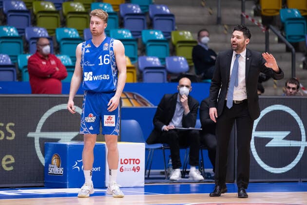 Fraport Skyliners - Mitteldeutscher BC, easyCredit BBL Einwechslungs von Philipp Hadenfeldt (Fraport Skyliners, 16) durch Trainer Sebastian Gleim (Fraport Skyliners). Basketball-Spiel der easyCredit BBL zwischen den Fraport Skyliners und Mitteldeutscher BC am 25. April 2021 in der Fraport-Arena in Frankfurt am Main., Frankfurt am Main Hessen Deutschland Fraport-Arena