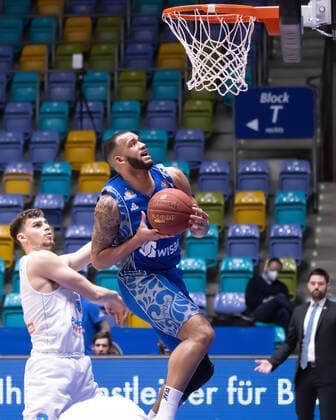Fraport Skyliners - Mitteldeutscher BC, easyCredit BBL Rasheed Moore (Fraport Skyliners, 20) steigt hoch zum Korb, bekommt aber von Philipp Hartwich (Mitteldeutscher BC, 15) einen Stoss. Basketball-Spiel der easyCredit BBL zwischen den Fraport Skyliners und Mitteldeutscher BC am 25. April 2021 in der Fraport-Arena in Frankfurt am Main., Frankfurt am Main Hessen Deutschland Fraport-Arena
