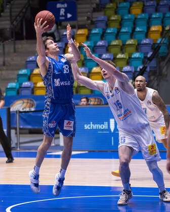 Fraport Skyliners - Mitteldeutscher BC, easyCredit BBL Joe Rahon (Fraport Skyliners, 18) kommt gegen Philipp Hartwich (Mitteldeutscher BC, 15) zum Abschluss. Basketball-Spiel der easyCredit BBL zwischen den Fraport Skyliners und Mitteldeutscher BC am 25. April 2021 in der Fraport-Arena in Frankfurt am Main., Frankfurt am Main Hessen Deutschland Fraport-Arena
