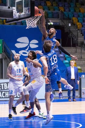 Fraport Skyliners - Mitteldeutscher BC, easyCredit BBL Kamari Murphy (Fraport Skyliners, 21) versucht den Ball vom Korb weg zu schlagen. Djordje Pantelic (Mitteldeutscher BC, 12), Deron Washington (Mitteldeutscher BC, 20) und Joe Rahon (Fraport Skyliners, 18) sind nur Zuschauer. Basketball-Spiel der easyCredit BBL zwischen den Fraport Skyliners und Mitteldeutscher BC am 25. April 2021 in der Fraport-Arena in Frankfurt am Main., Frankfurt am Main Hessen Deutschland Fraport-Arena