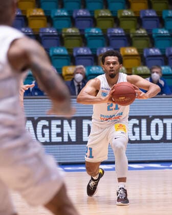 Fraport Skyliners - Mitteldeutscher BC, easyCredit BBL Quinton Hooker (Mitteldeutscher BC, 21). Basketball-Spiel der easyCredit BBL zwischen den Fraport Skyliners und Mitteldeutscher BC am 25. April 2021 in der Fraport-Arena in Frankfurt am Main., Frankfurt am Main Hessen Deutschland Fraport-Arena