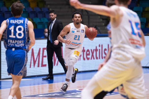 Fraport Skyliners - Mitteldeutscher BC, easyCredit BBL Quinton Hooker (Mitteldeutscher BC, 21). Basketball-Spiel der easyCredit BBL zwischen den Fraport Skyliners und Mitteldeutscher BC am 25. April 2021 in der Fraport-Arena in Frankfurt am Main., Frankfurt am Main Hessen Deutschland Fraport-Arena