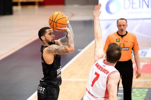 BARMER 2. Basketball Bundesliga ProA Playoff Spieltag 4 Saison 2020 2021 am 26.4.2021 Artland Dragons vs Science City Jena v.li. Marcus Tyus (Jena) beim Wurf gegen Adrian Breitlauch (Artland) Artland Arena