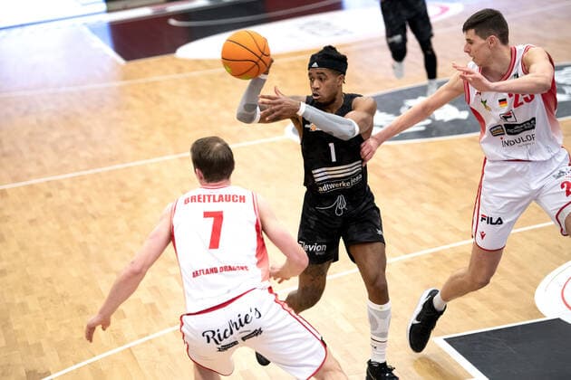 BARMER 2. Basketball Bundesliga ProA Playoff Spieltag 4 Saison 2020 2021 am 26.4.2021 Artland Dragons vs Science City Jena Mitte: Kasey Hill (Jena) am Ball gegen rechts Jacob Knauf (Artland) und links Adrian Breitlauch (Artland) Artland Arena
