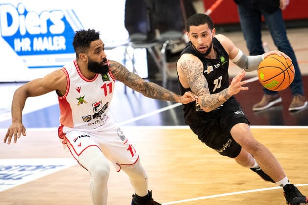 BARMER 2. Basketball Bundesliga ProA Playoff Spieltag 4 Saison 2020 2021 am 26.4.2021 Artland Dragons vs Science City Jena v.re. Marcus Tyus (Jena) am Ball gegen Gerel Simmons (Artland) Artland Arena