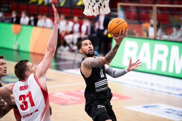 BARMER 2. Basketball Bundesliga ProA Playoff Spieltag 4 Saison 2020 2021 am 26.4.2021 Artland Dragons vs Science City Jena v.re. beim Korbleger Marcus Tyus (Jena) gegen Robert Oehle (Artland) Artland Arena