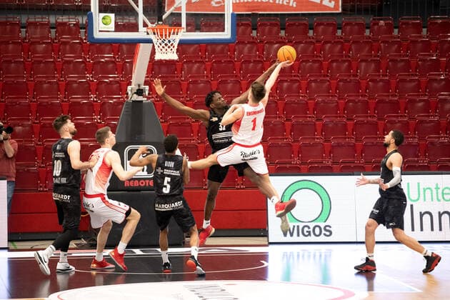 BARMER 2. Basketball Bundesliga ProA Playoff Spieltag 4 Saison 2020 2021 am 26.4.2021 Artland Dragons vs Science City Jena Mitte v.re. Norense Odiase (Jena) blockt Zachary Ensminger (Artland) beim Korbleger Artland Arena